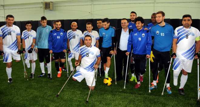 ERCİYESSPOR ENGELLİLERLE GÖSTERİ MAÇI YAPTI