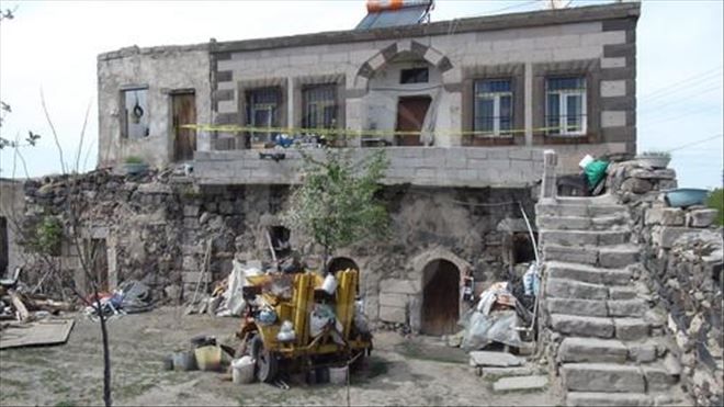 YAŞLI KADIN VE KIZI EVİNDE ÖLÜ BULUNDU