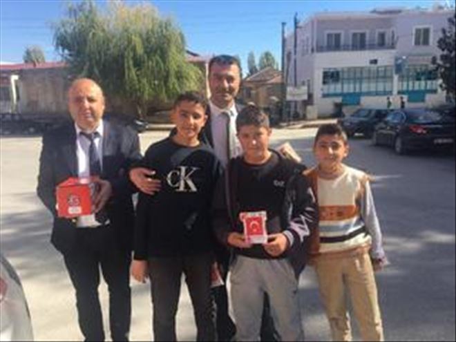 MHP KOCASİNAN İLÇE TEŞKİLATI ESNAFA TÜRK BAYRAĞI DAĞITTI 