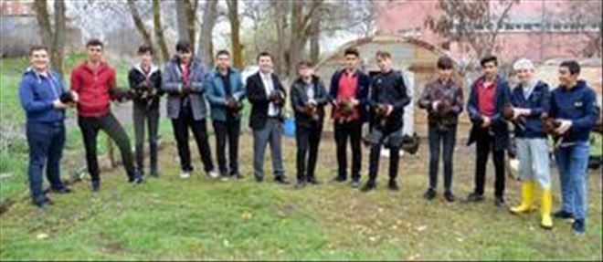TARİHİ KÖY ENSTİTÜSÜNDEKİ OKULDA HER ÖĞRENCİYE BİR TAVUK 