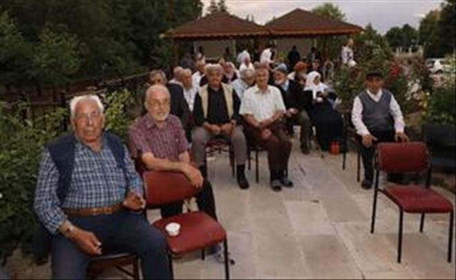 HUZUREVİ SAKİNLERİ,AÇIK HAVADA SİNEMA İZLEDİ