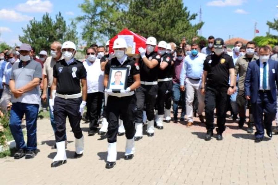 KAZADA ÖLEN POLİS İLE ANNE VE BABASI TOPRAĞA VERİLDİ 